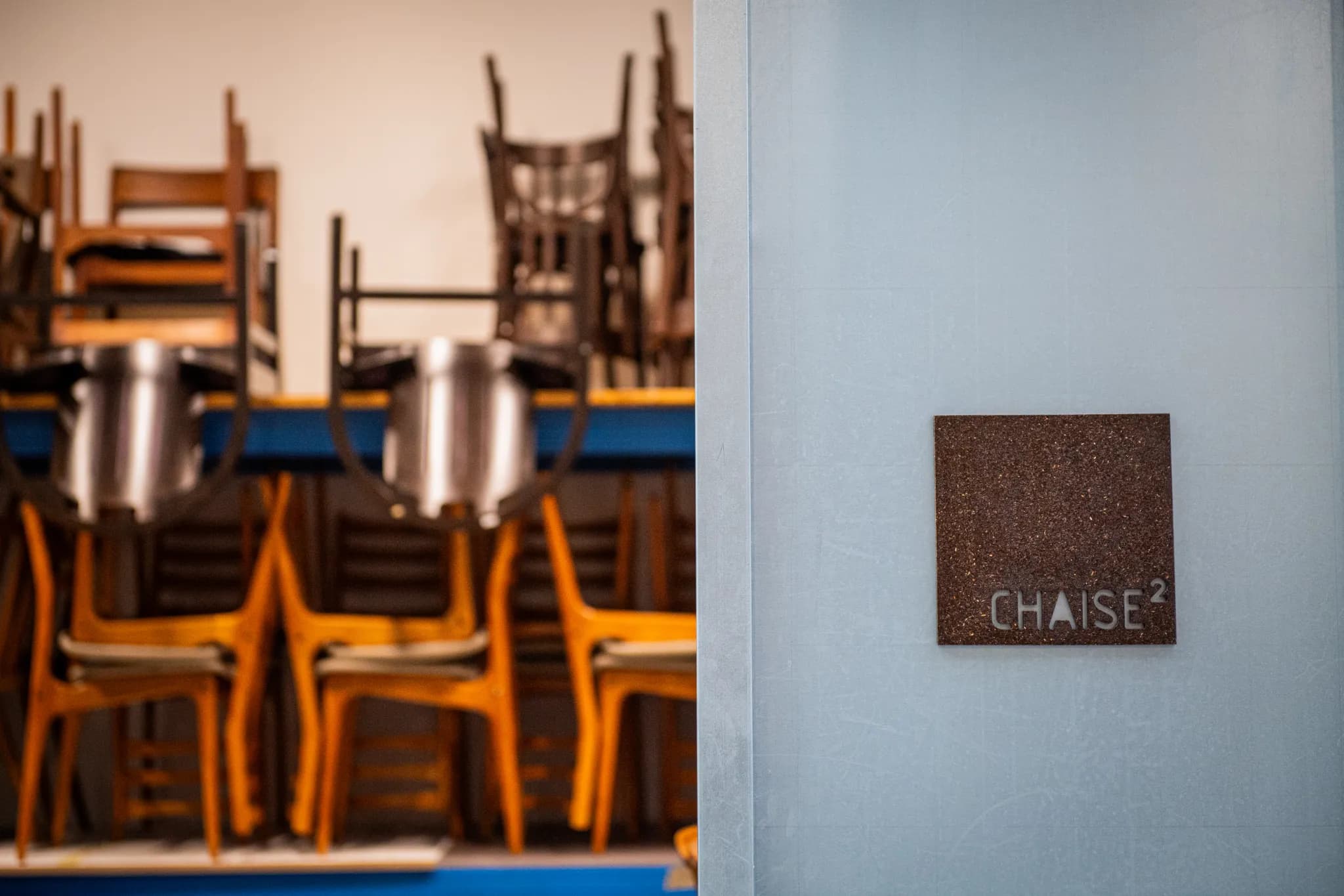 Retapisser plutôt que remplacer : dans l’atelier de Chaise², comment une assise professionnelle retrouve une seconde vie